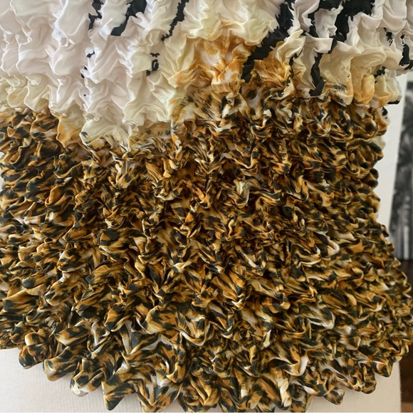 F.C Popcorn top in black, white, yellow, brown and gold. Short sleeves. - Picture 9 of 14